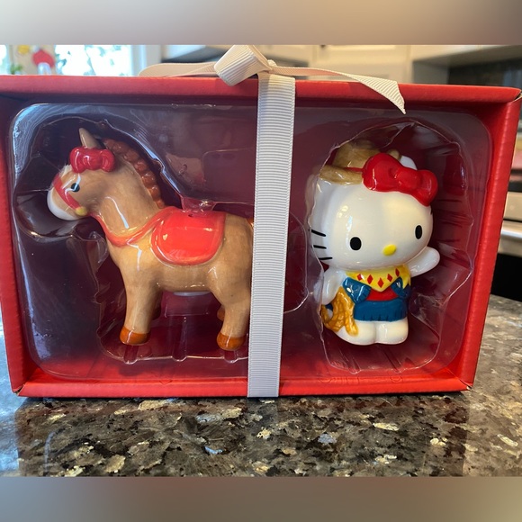 Hello Kitty Salt and Pepper Shakers, Cowgirl and Horse. So Adorable!! NIB - Picture 2 of 7